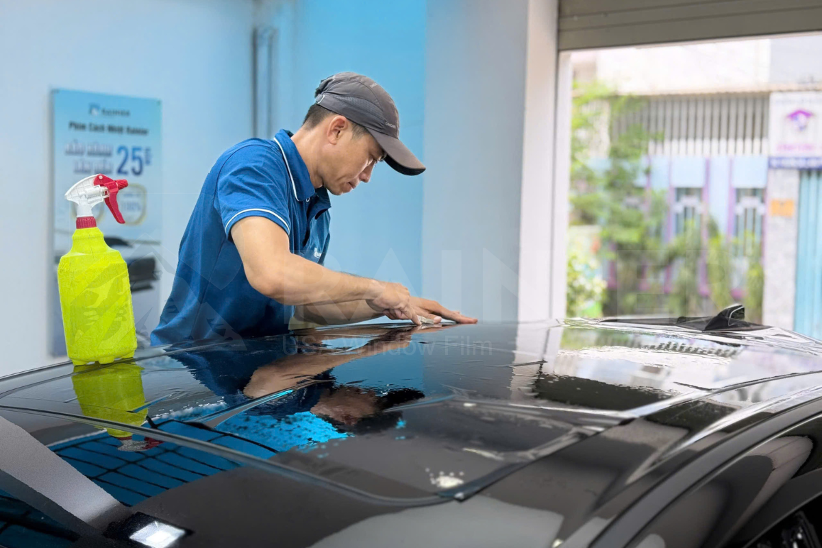 kỹ thuật dán phim ảnh hưởng trực tiếp đến tuổi thọ phim cách nhiệt ô tô