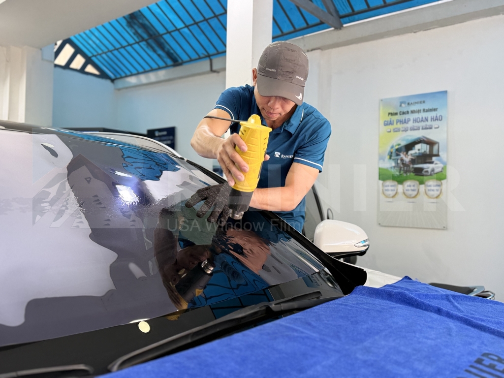 Kỹ thuật viên Rainier đang dán phim cách nhiệt ô tô Củ Chi Kỹ thuật viên Rainier đang dán phim cách nhiệt ô tô Củ Chi
