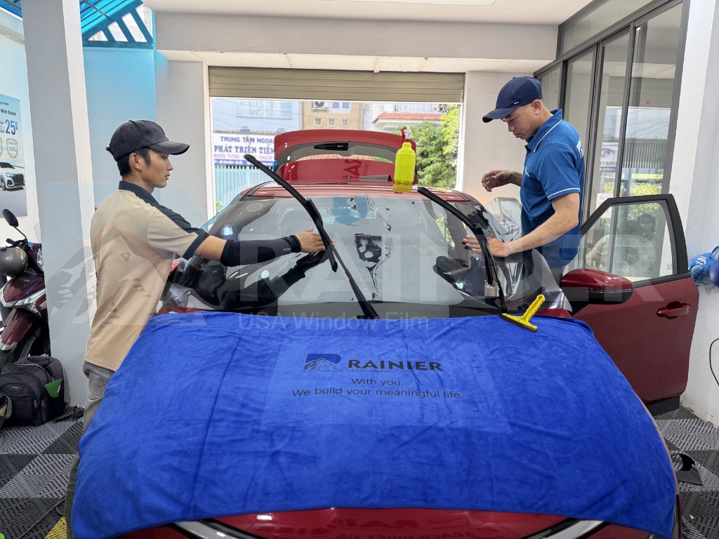 Hình ảnh dán phim cách nhiệt ô tô Hóc Môn tại Rainier Hình ảnh dán phim cách nhiệt ô tô Hóc Môn tại Rainier