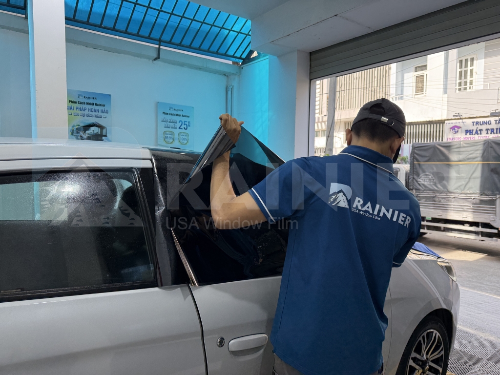 Hình ảnh dán phim cách nhiệt ô tô Nhà Bè