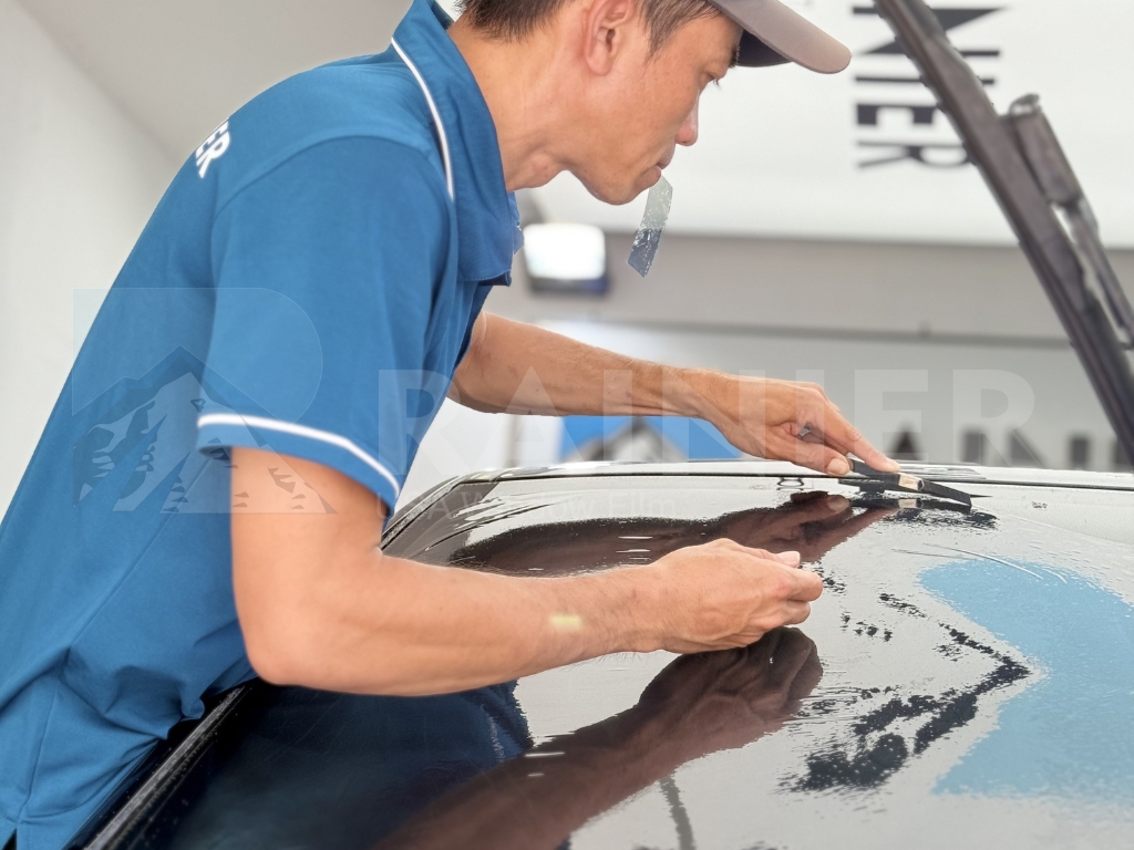 Hình ảnh dán phim cách nhiệt ô tô Bình Chánh