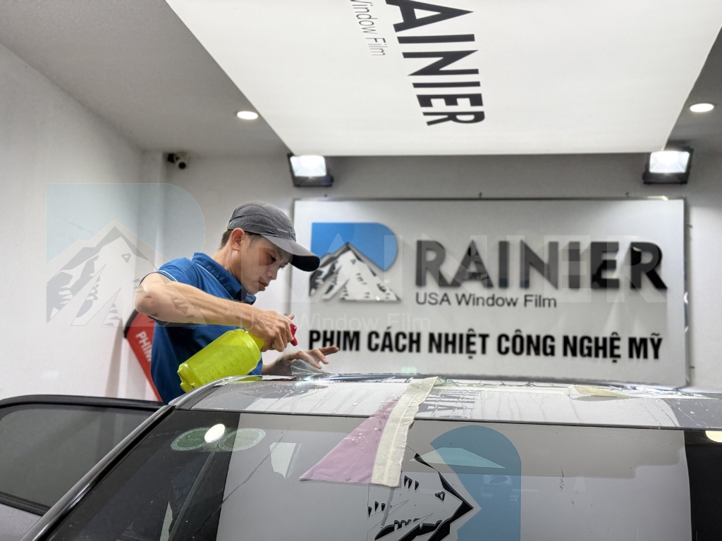 Hình ảnh thi công dán phim cách nhiệt ô tô của Rainier