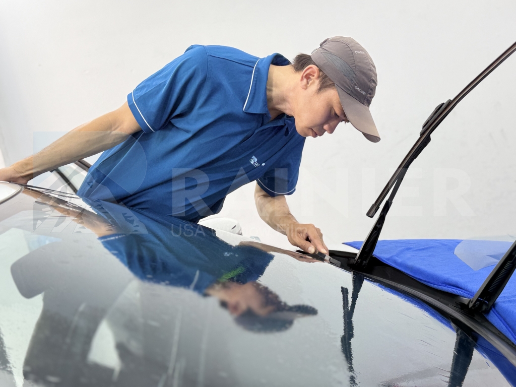 Hình ảnh thi công dán phim cách nhiệt ô tô tại quận 11