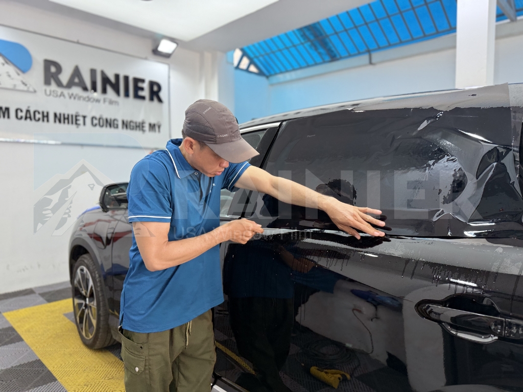 Hình ảnh thi công dán phim cách nhiệt ô tô tại Rainier ở Bình Thạnh
