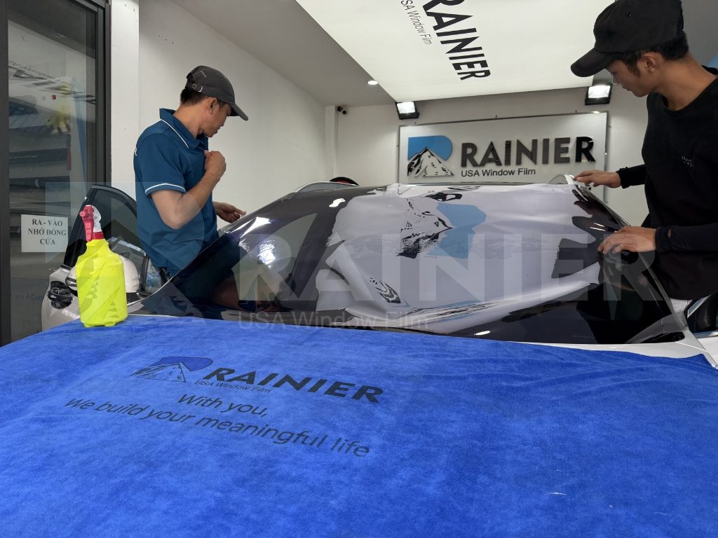 Hình ảnh thi công dán phim cách nhiệt ô tô tại Rainier ở Gò Vấp