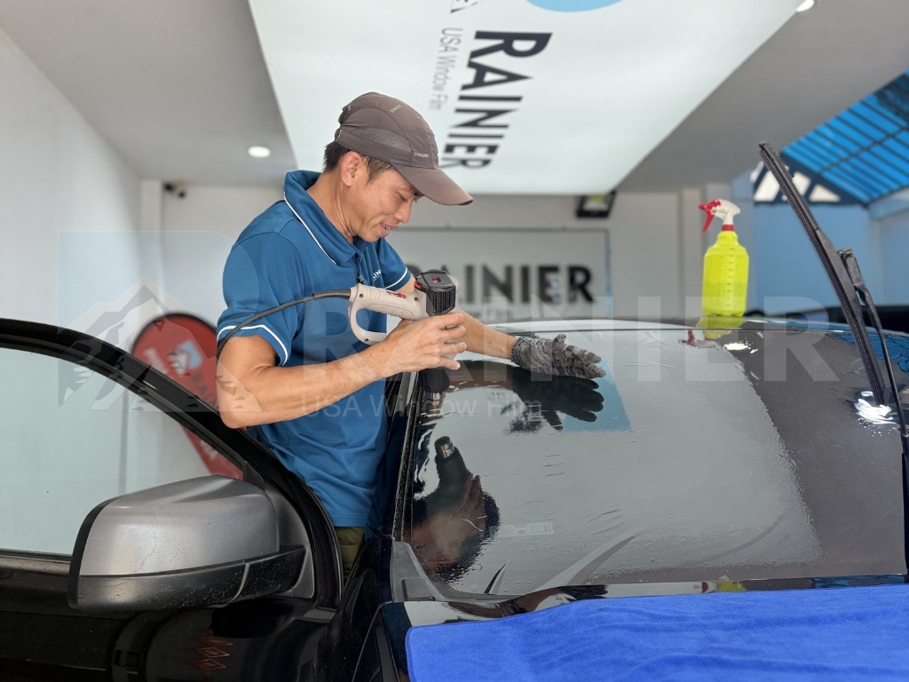 Hình ảnh thi công dán phim cách nhiệt ô tô tại Rainier ở Phú Nhuận