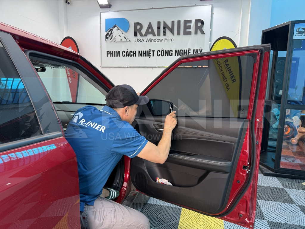 Hình ảnh thi công dán phim cách nhiệt ô tô tại Rainier Tân Phú