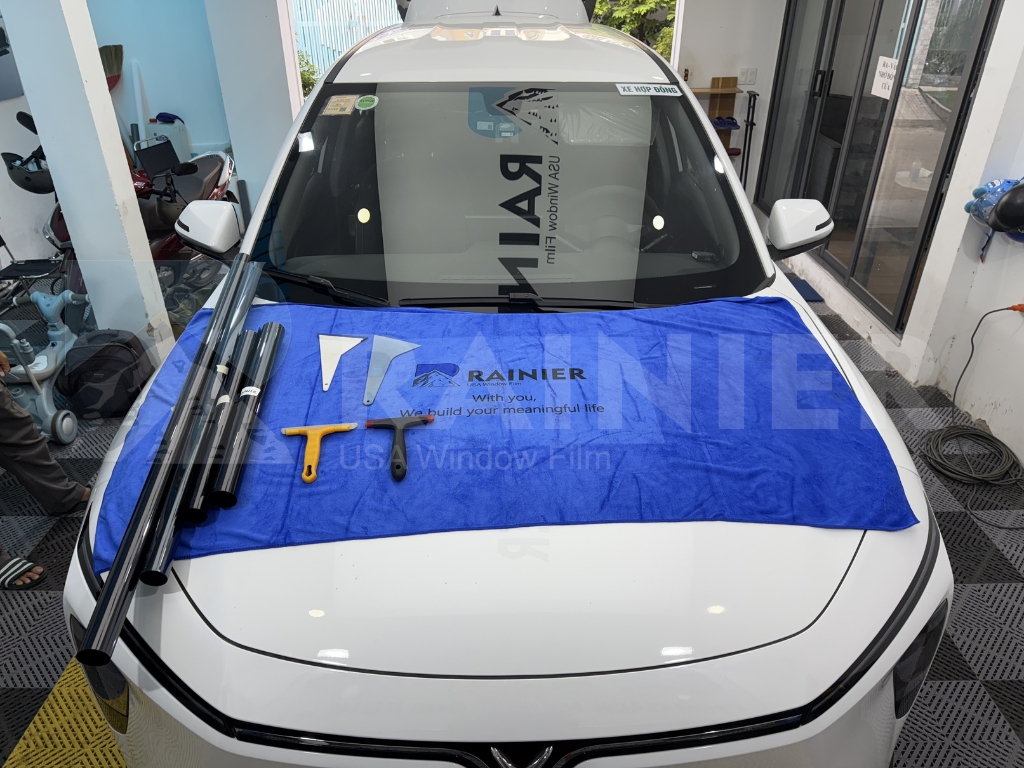 Rainier tiến hành kiểm tra và bàn giao xe