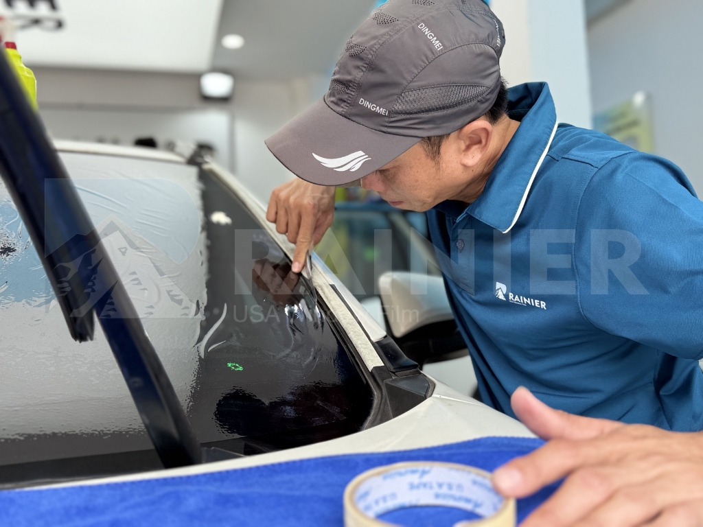 Hình Ảnh Thi Công Dán Phim Cách Nhiệt Ô Tô Tại Rainier Quận 2