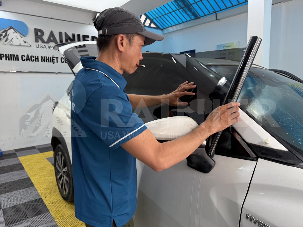 Kỹ thuật viên dán phim cách nhiệt ô tô