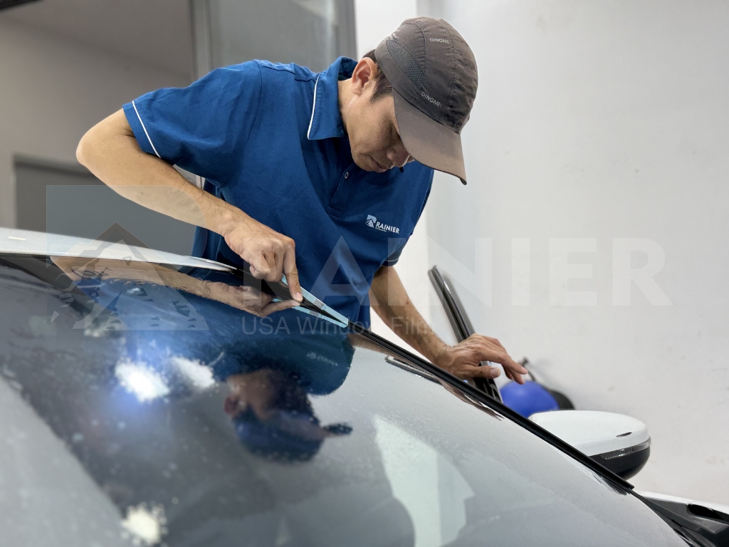 Kỹ thuật viên Rainier vệ sinh bề mặt kính kỹ lưỡng