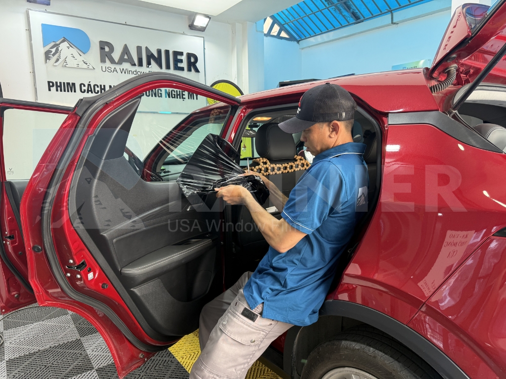 Quy trình các bước thi công dán phim cách nhiệt ô tô Thái Nguyên