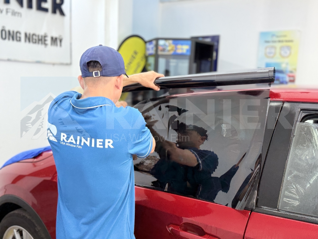 Kỹ thuật viên Rainier thi công dán phim cách nhiệt Dán phim cách nhiệt ô tô Bạc Liêu tại Rainier
