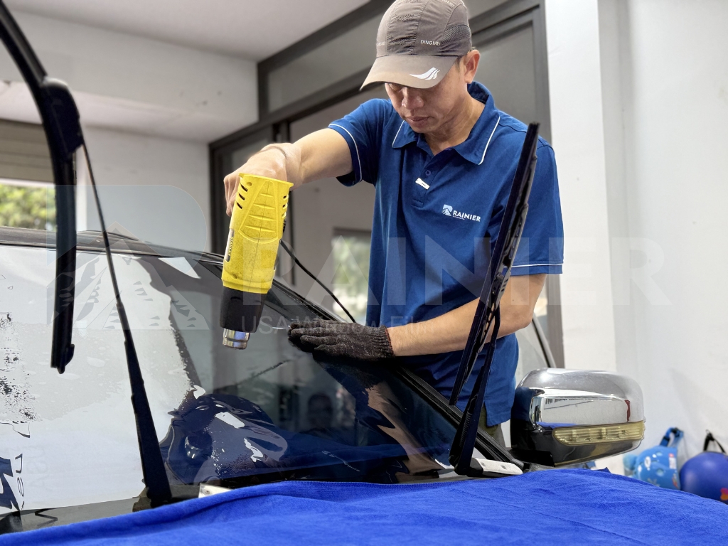 Hình ảnh thi công dán phim cách nhiệt ô tô Bắc Ninh