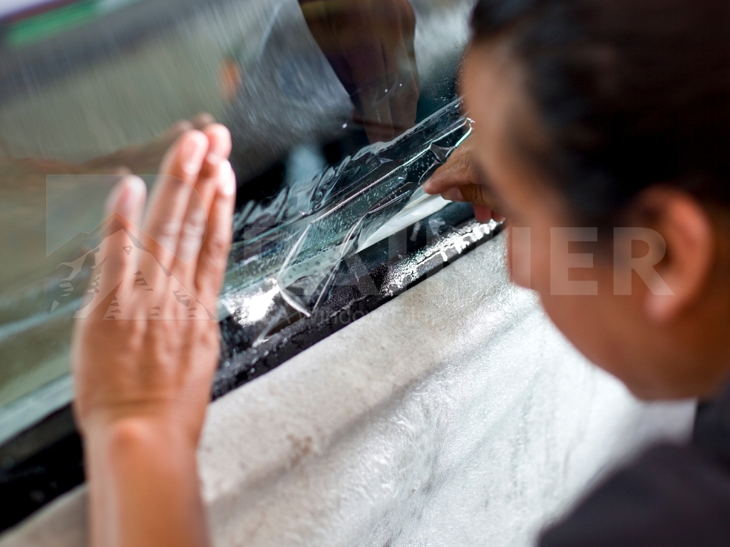 Dán phim cách nhiệt ô tô Bình Dương chống nóng hiệu quả