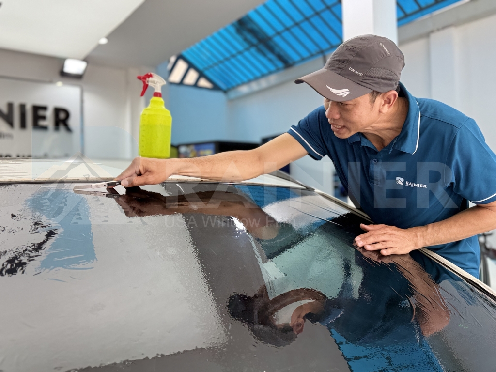 Thi công dán phim cách nhiệt ô tô tại Huế