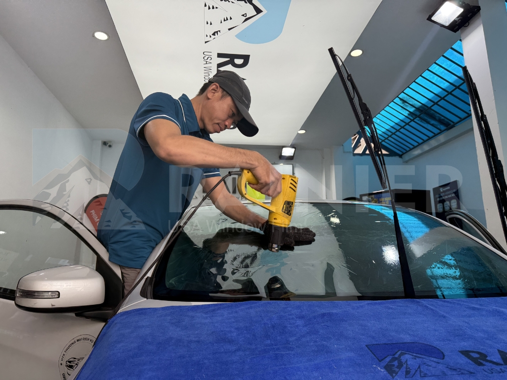 Thi công dán phim cách nhiệt ô tô Thanh Hóa