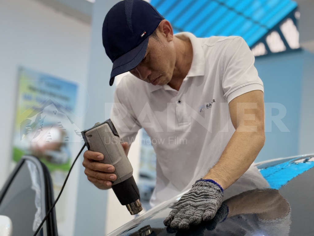 Kỹ thuật viên Rainier dán phim cách nhiệt ô tô tại Vĩnh Phúc