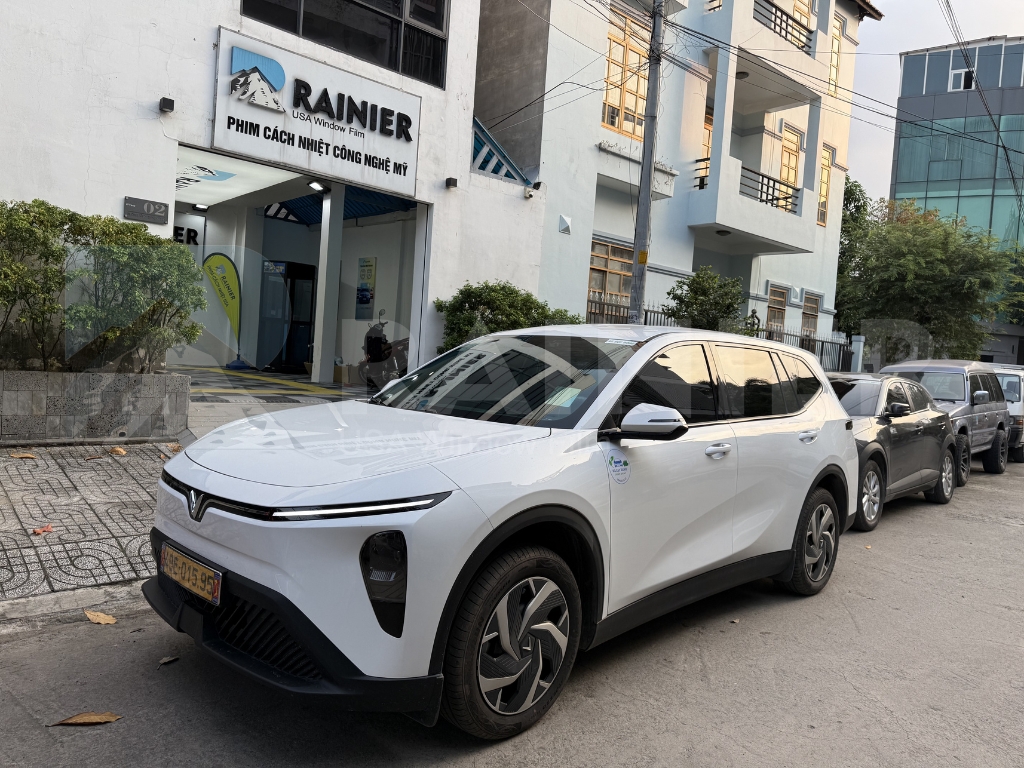 Kỹ thuật viên kiểm tra và bàn giao xe cho khách