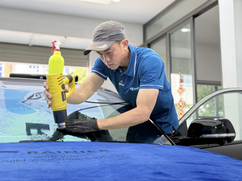 Kỹ thuật viên Rainier cắt phim và sấy phim kính cong