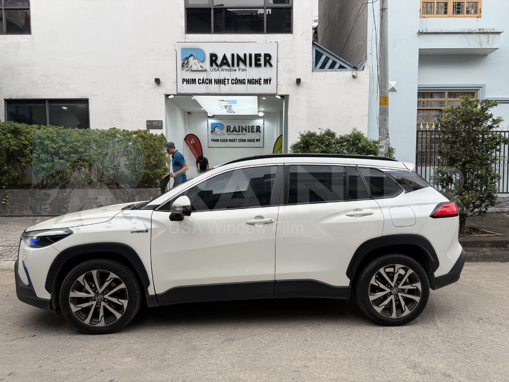 Kỹ thuật viên Rainier kiểm tra chất lượng và bàn giao xe