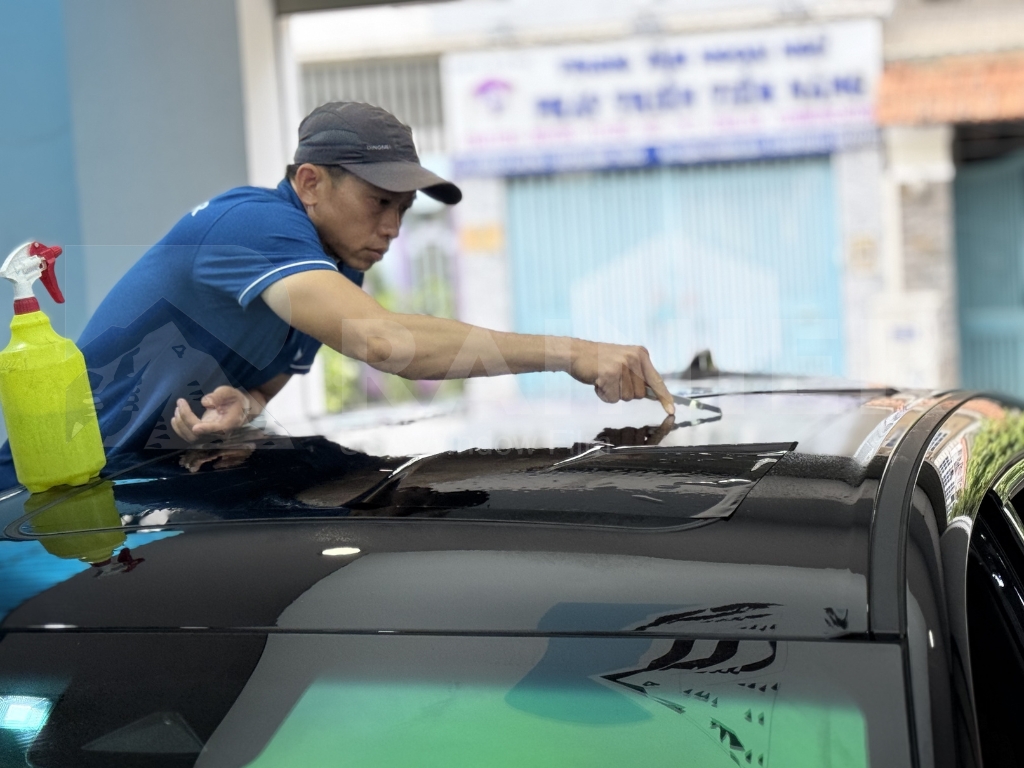 Kỹ thuật viên Rainier cắt phim theo kích thước kính xe
