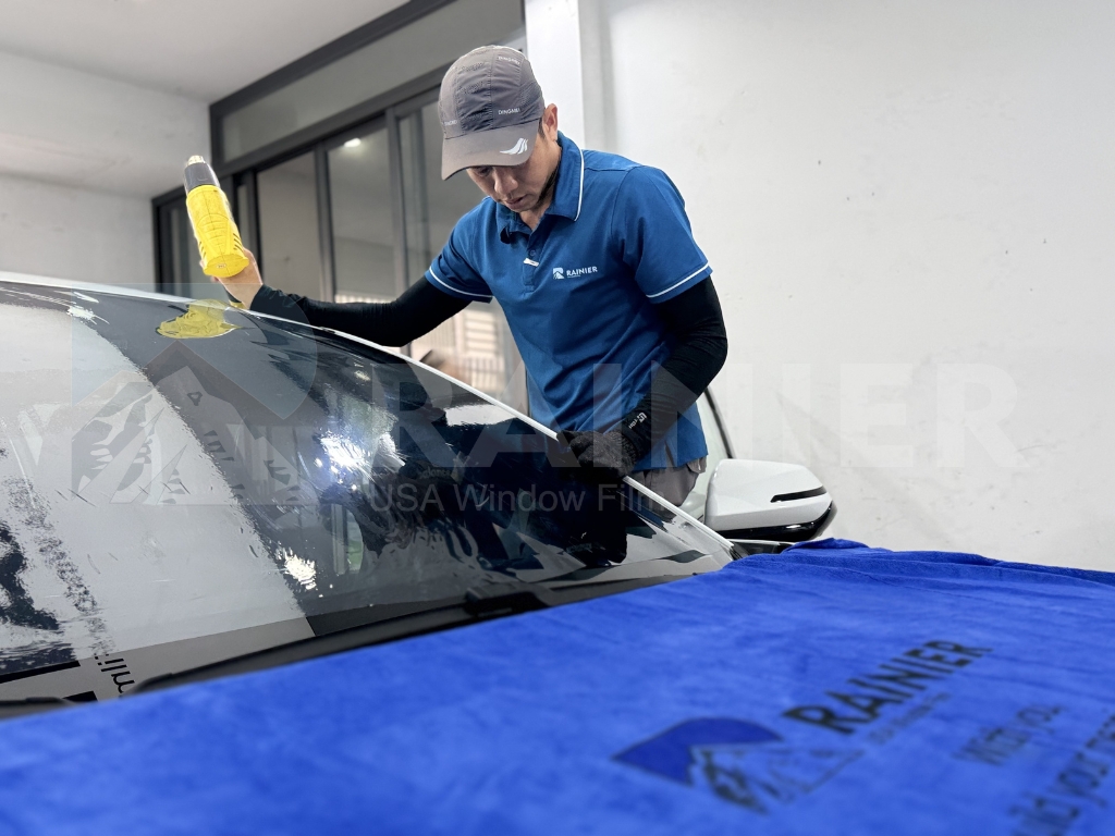 Kỹ thuật viên Rainier cắt và định hình phim