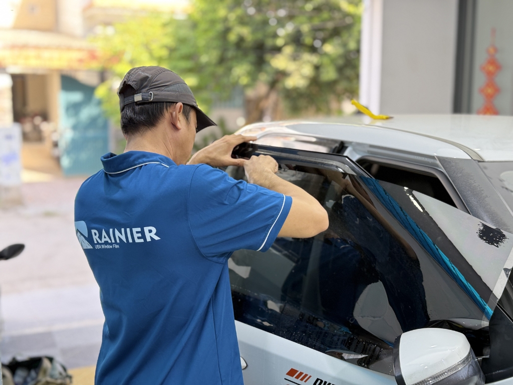 Kỹ thuật viên Rainier cắt phim cách nhiệt theo kích thước xe
