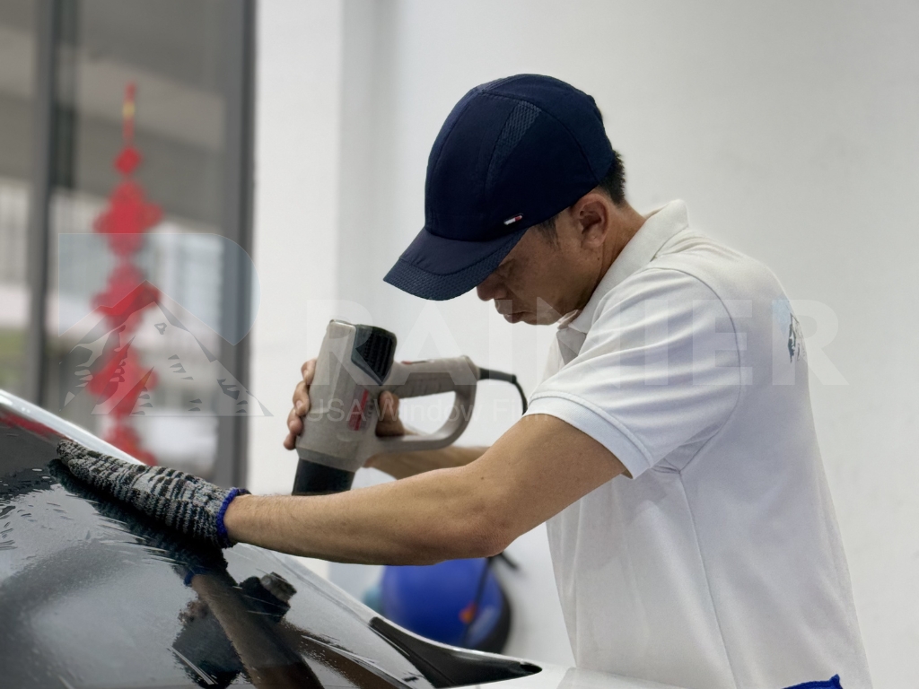 Kỹ thuật viên Rainier đo cắt và sấy định hình phim