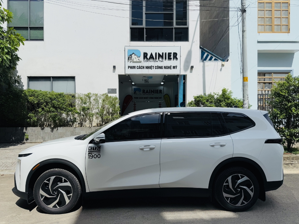 Rainier kiểm tra và bàn giao xe cho khách hàng