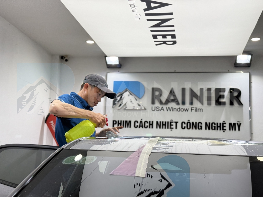 Kỹ thuật viên Rainier vệ sinh bề mặt kính phim cách nhiệt