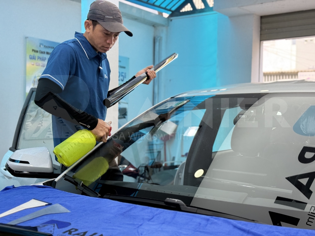 Kỹ thuật viên Rainier vệ sinh bề mặt kính tại Đắk Lắk