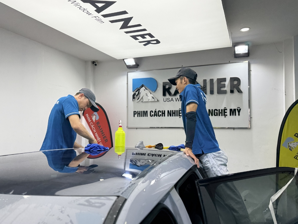 Quy trình dán phim cách nhiệt ô tô tại Huế