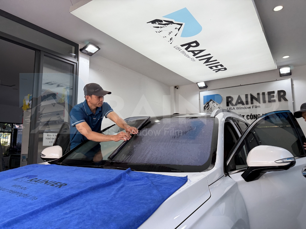 Quy trình dán phim cách nhiệt ô tô Khánh Hòa