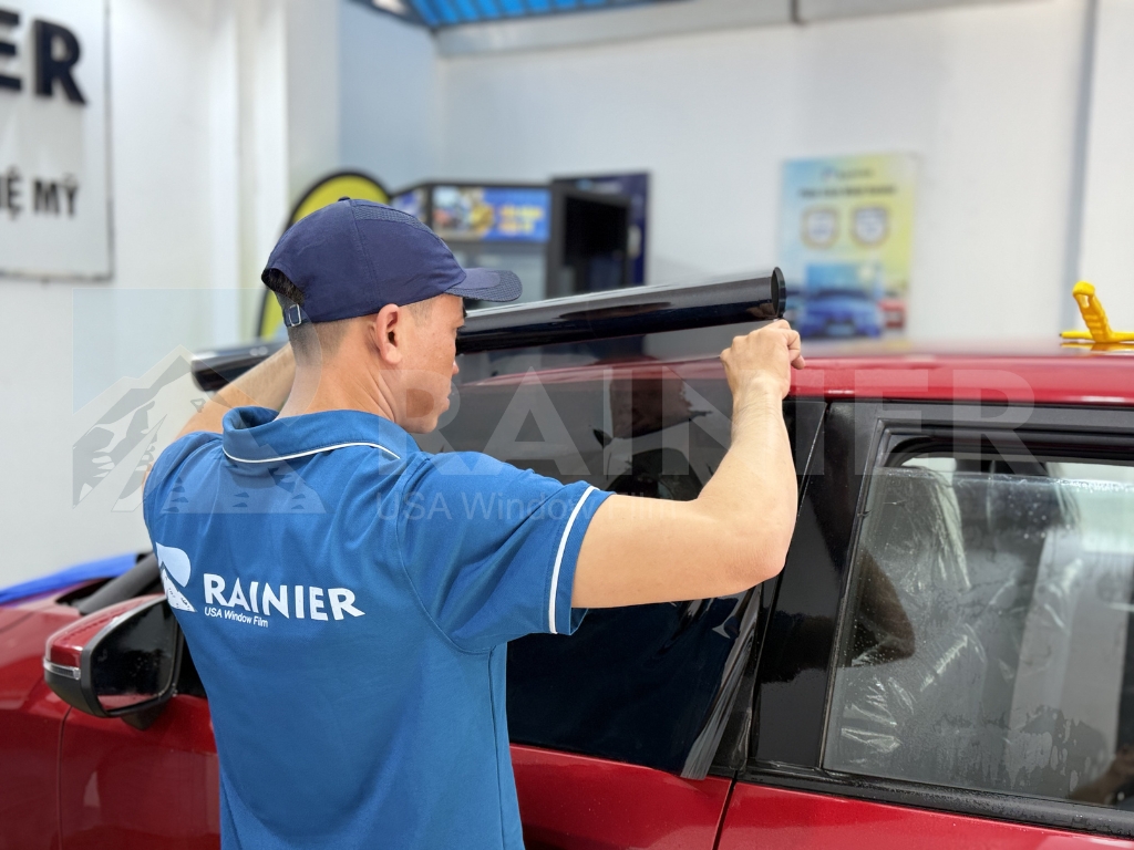Kỹ thuật viên Rainier cắt và định hình phim cách nhiệt ô tô