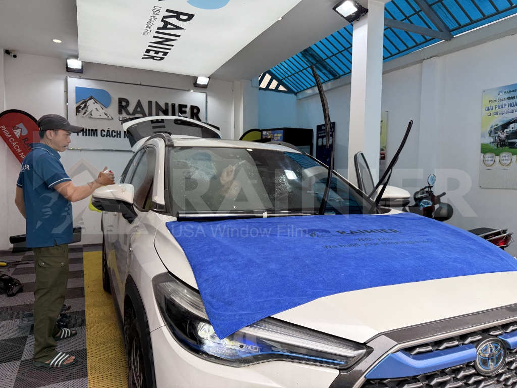 Thi công dán phim cách nhiệt ô tô Bà Rịa Vũng Tàu tại Rainier