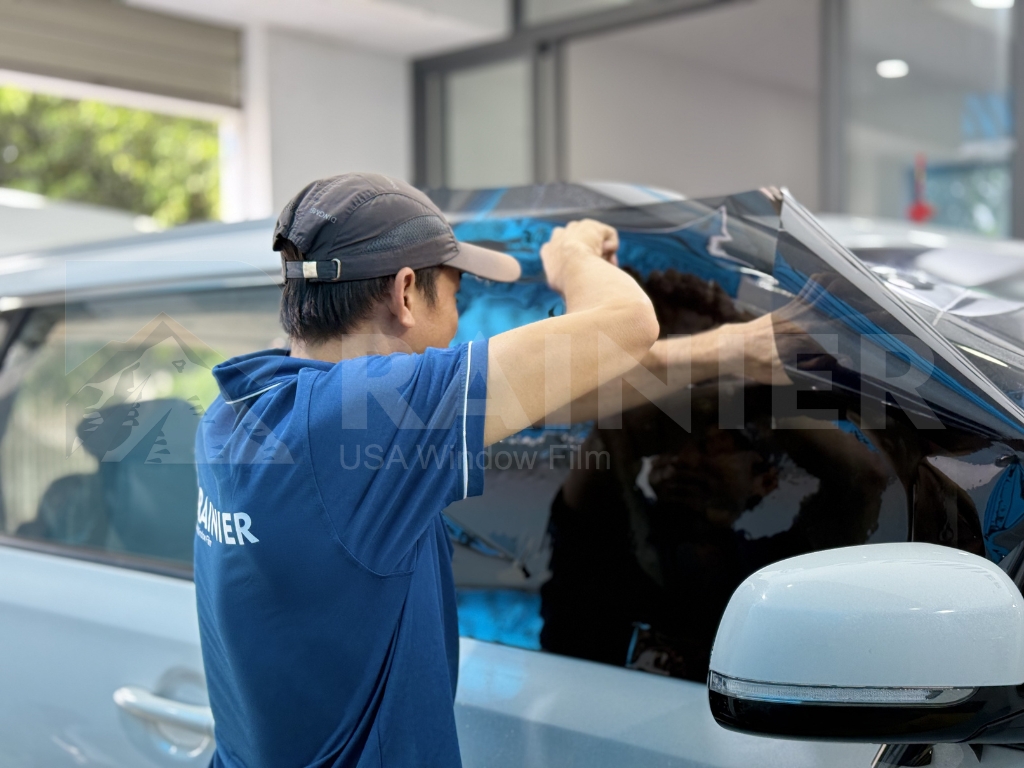 Thi công dán phim cách nhiệt ô tô Phú Thọ