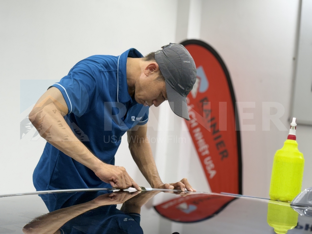 Thi công dán phim cách nhiệt ô tô Yên Bái