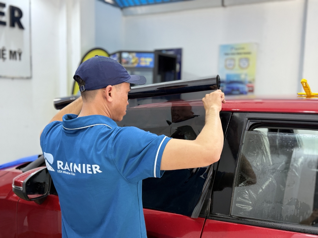 Thi công dán phim cách nhiệt Rainier nhanh chóng, mang tính thẩm mỹ