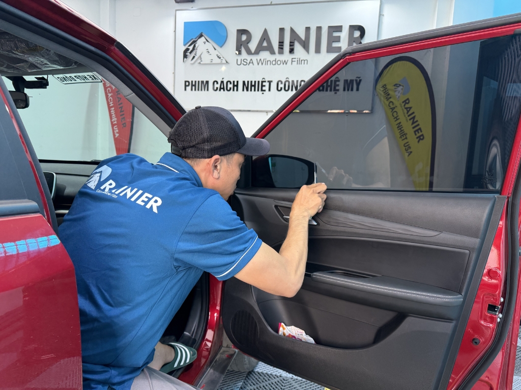 Kỹ thuật viên Rainier thi công và căn chỉnh phim cách nhiệt ô tô Bình Định