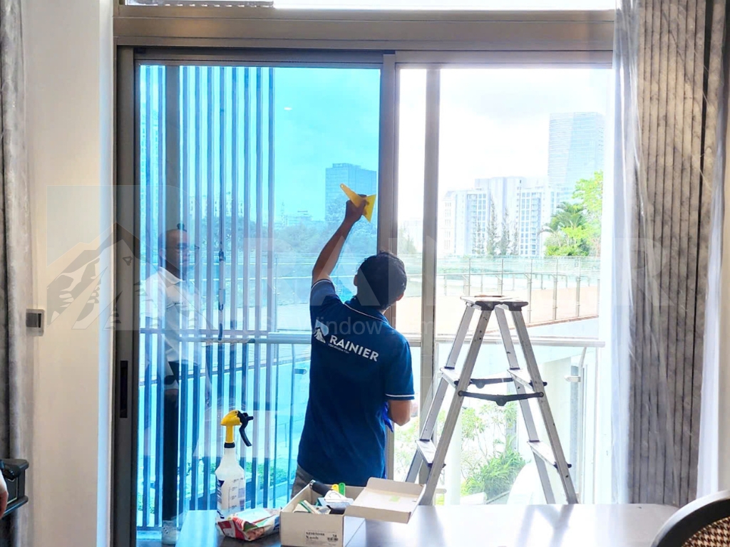 Dán phim cách nhiệt cửa kính giúp hạn chế tia hồng ngoại