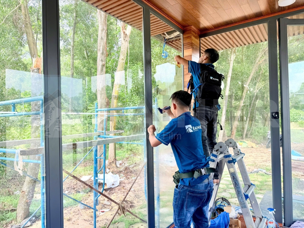 Dán phim cách nhiệt nhà kính là giải pháp chống nóng mặt tiền nhà