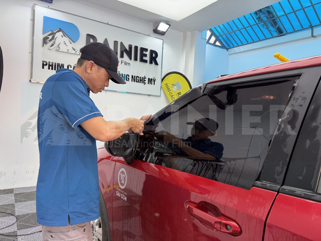 Dán phim cách nhiệt ô tô Quaanh Cầu Giấy