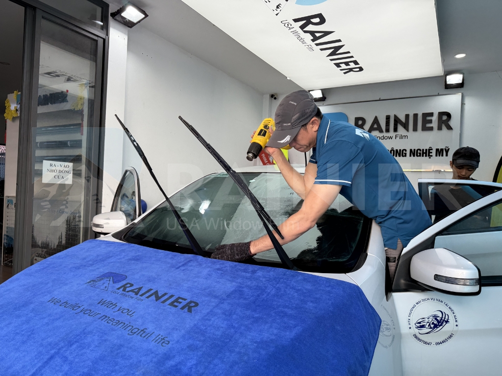 Quy trình thi công dán phim cách nhiệt Rainier tại Hai Bà Trưng
