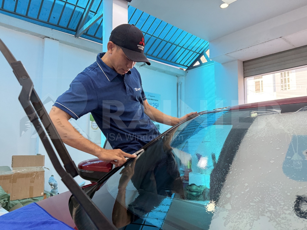 Quy trình thi công phim cách nhiệt ô tô Rainier Quy trình thi công phim cách nhiệt ô tô Rainier