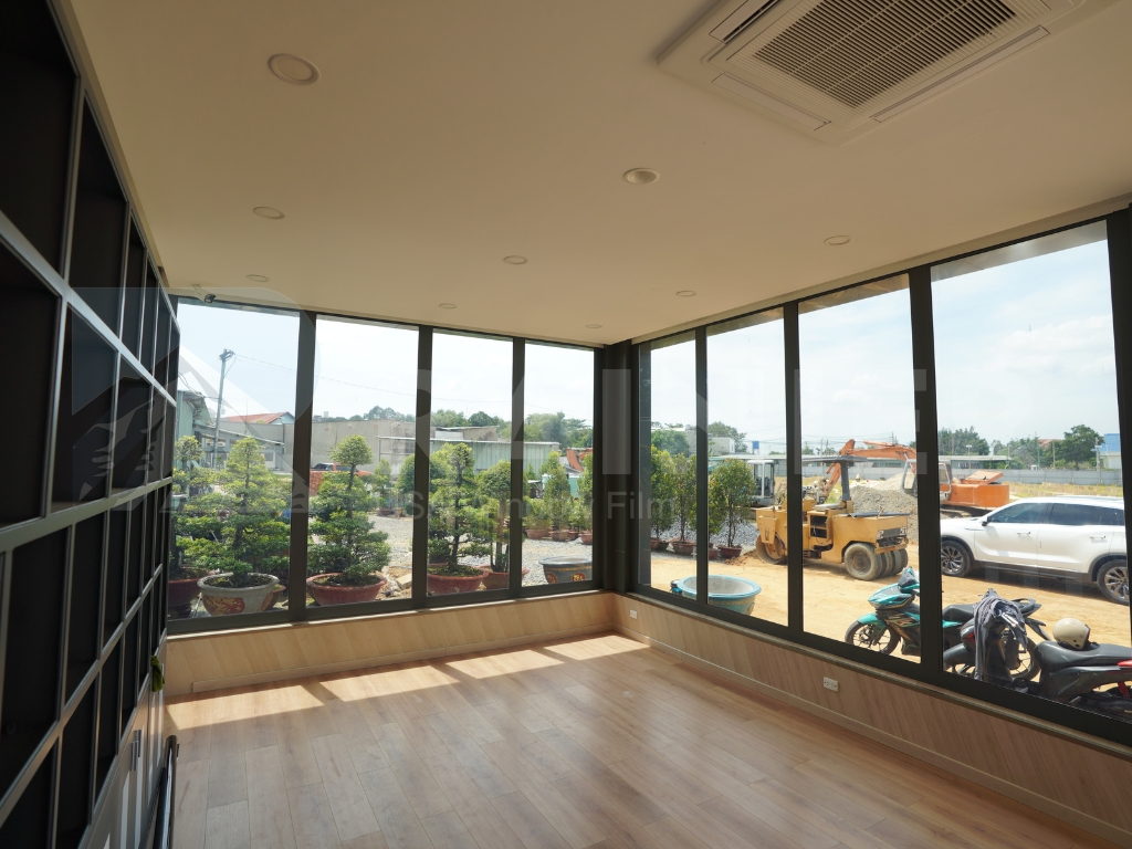 Tia UV vẫn xuất hiện trong văn phòng cửa kính