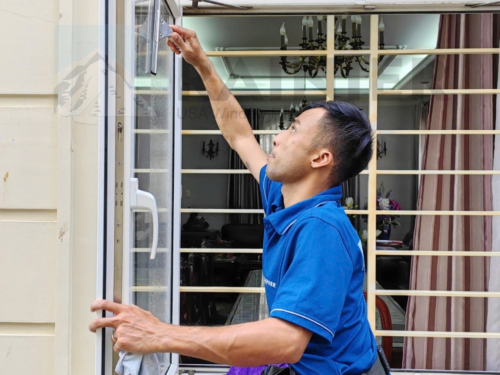 Dán phim cách nhiệt cho cửa kính để giảm nhiệt độ Dán phim cách nhiệt cho cửa kính để giảm nhiệt độ