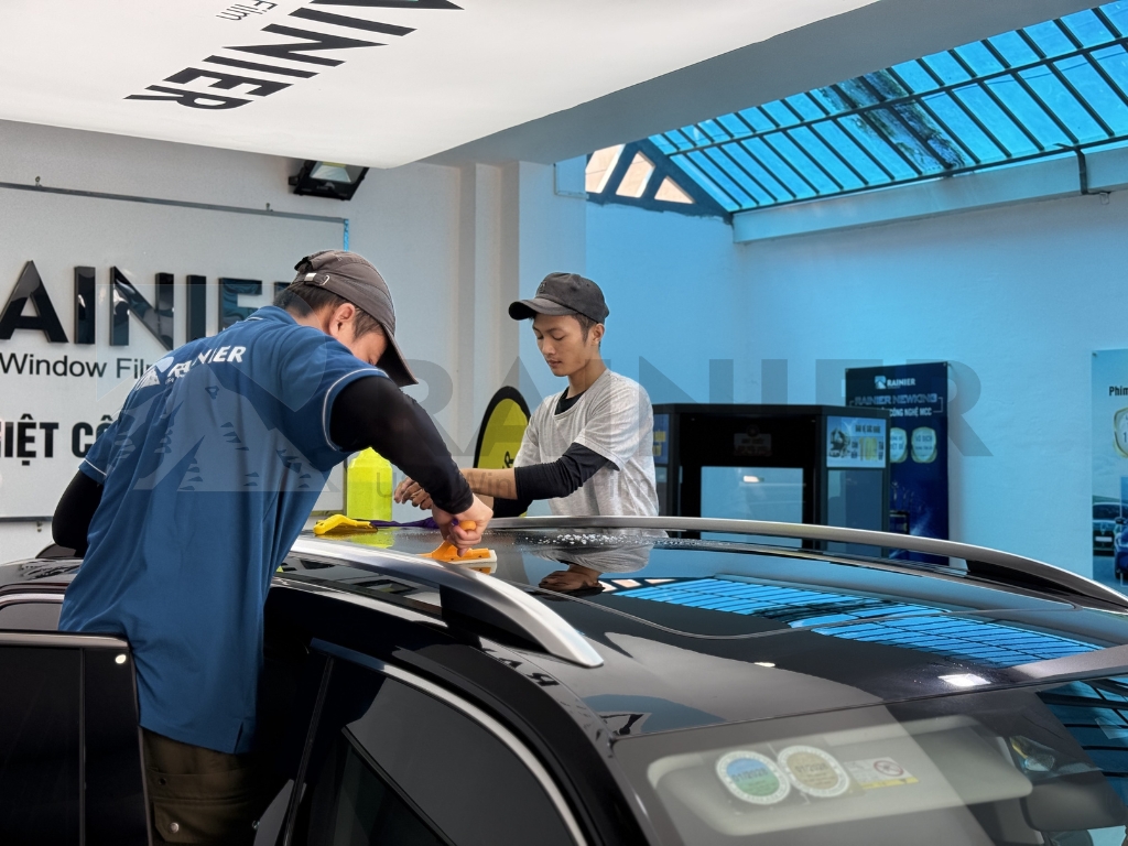 Dán phim cách nhiệt cho cửa sổ trời