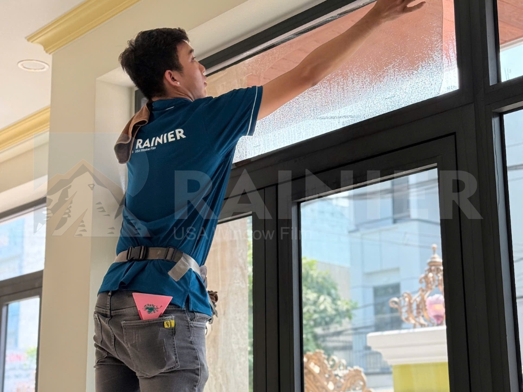 Dán phim cách nhiệt giúp hạ nhiệt trong nhà kính