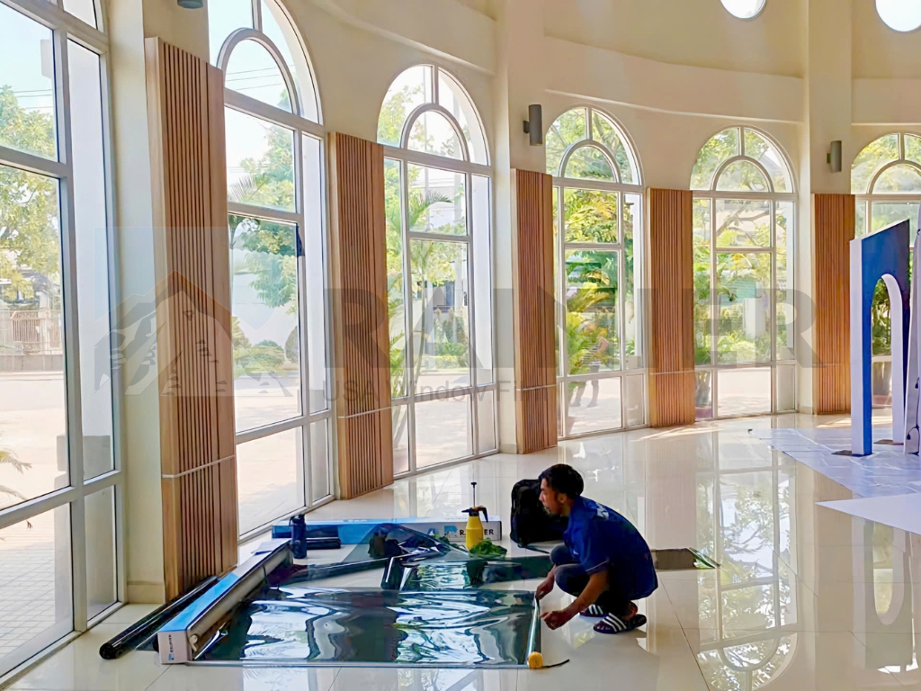 Kỹ thuật viên Rainier dán phim cách nhiệt nhà kính quận 3